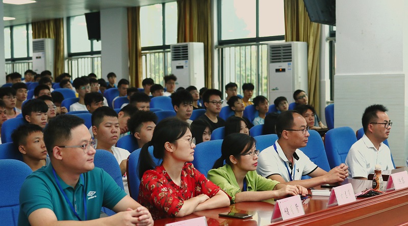 1631867441409075.jpg 图3:老师与同学们专心聆听专业教育 .jpg