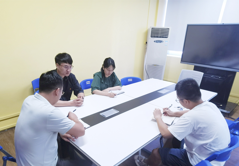 1626052941167713.jpg 图1:教工第一党支部支部班子会前做准备.jpg