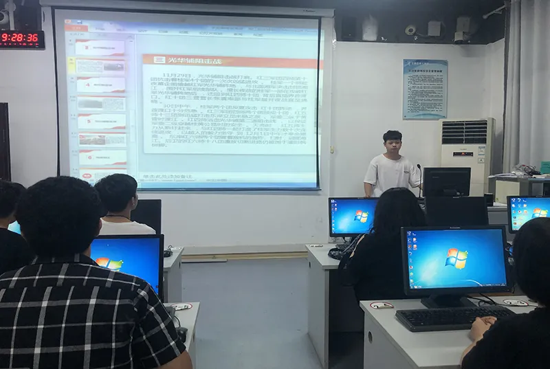 图8：数媒（平面，中英）2020-1班黄保进在园湖校区为同学们宣讲党史故事.png