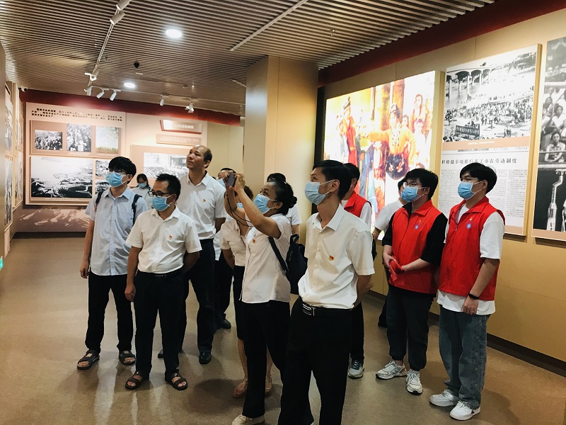 1633655431701669.jpg 图1:师生党员们在认真学习党的光辉历程.jpg