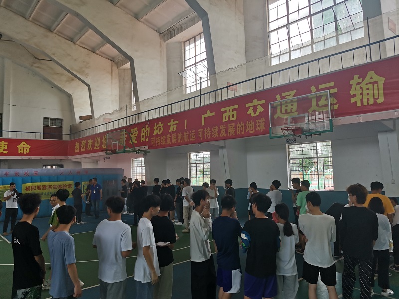图5：相思湖校区2020级学生消防安全烟道逃生应急演练现场.jpg