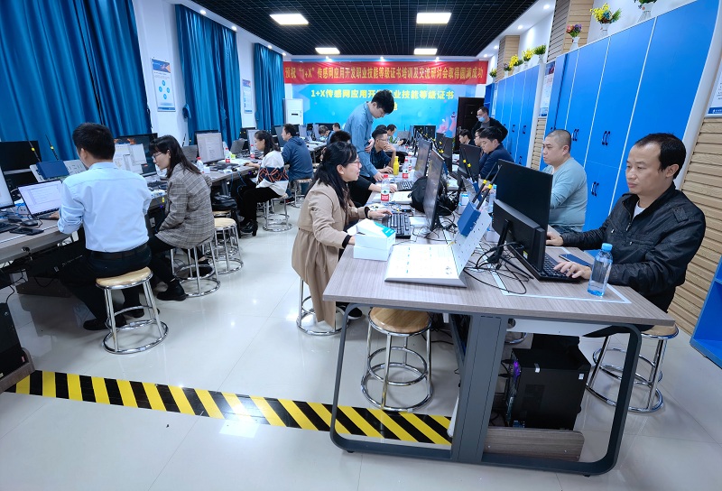 1637745243296136.jpg 图5 课程建设和实训设备实操师资培训.jpg