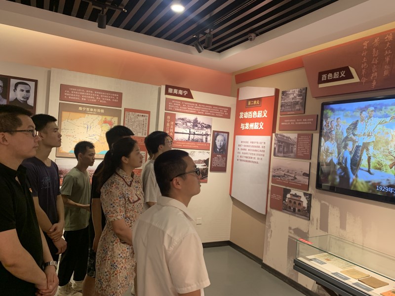 1657437011742770.jpg 师生党员参观陈列馆.jpg