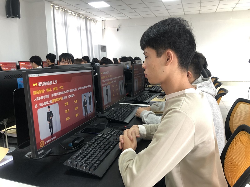 1637117141527720.jpg 图2:同学们专心聆听实习工作指导与面试经验分享.jpg