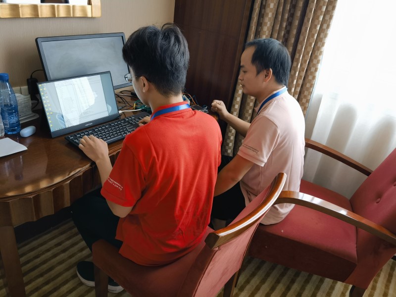 1662041566767980.jpg 比赛期间师生共同潜心钻研.jpg