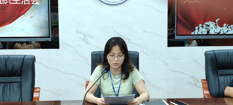 1625658230874422.jpg 支部书记陈钰 莹同志进行支部情况汇报.jpg