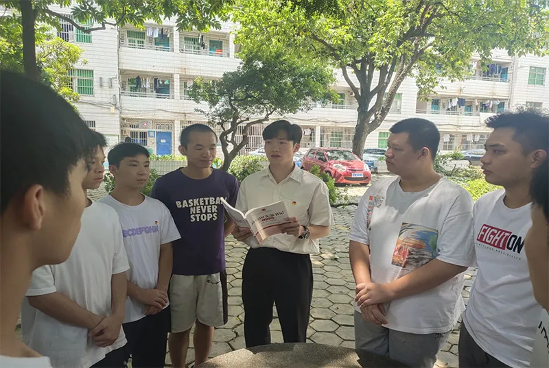 图3：青马班成员、组织部负责人李俊贤在相思湖校区与大数据2020-1班团支部进行学习交流.png