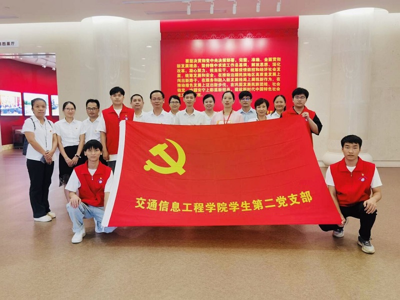 1633655601708037.jpg 图3:参加活动的师生党员们在展厅合影留念.jpg