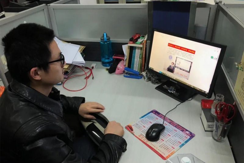 1584867875.jpg 图1:孙坚老师观看《院长面对面》战疫视频.jpg