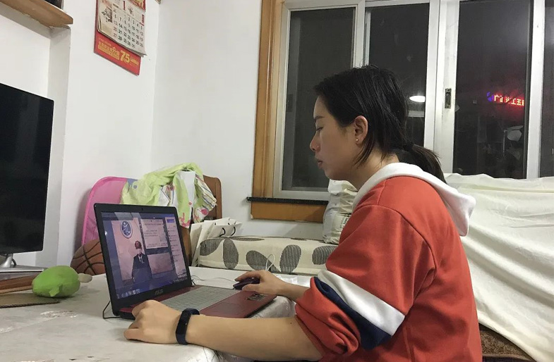 1584868681.jpg 图2:汤细腊老师观看《院长面对面》战疫视频.jpg