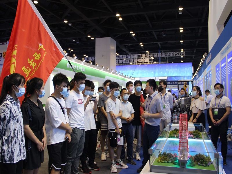 1621937534933545.jpg 图3 学院师生认真聆听工作人员讲解桥梁架构.jpg