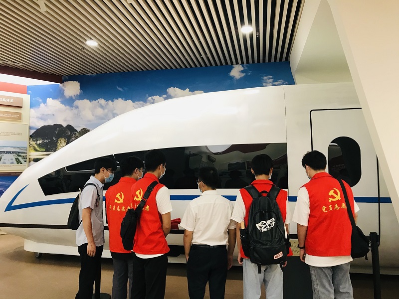1633655529145091.jpg 图2:师生党员们在观看高铁模型.jpg