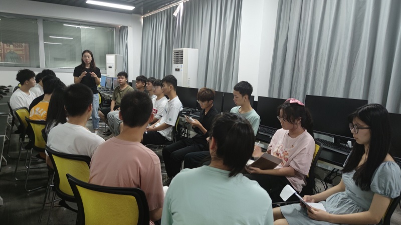 1625478900174851.jpg 图3:学生第二党支部书记汤细腊老师在上微党课.jpg