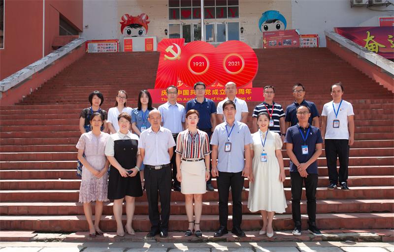 1631764472937436.jpg 全体与会教师合影.jpg