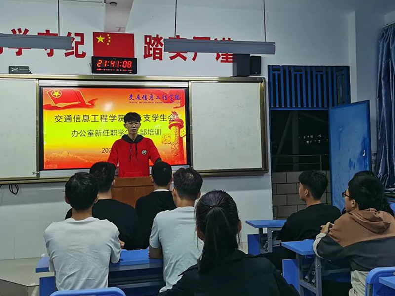 1636865333910881.jpg 图5:团总支学生会秘书部负责人为本部门新任职工作人员进行培训4.jpg