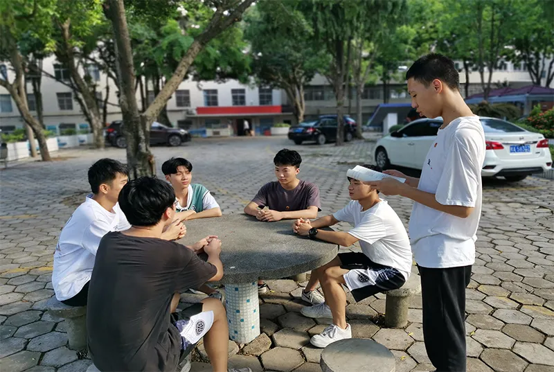 图4：青马班成员、宣传部负责人蒙炳材在相思湖校区与计算机2020-2班团支部进行交流学习.png