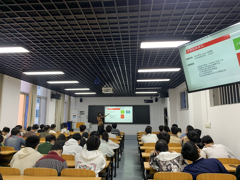 1637374805341629.jpg 图1:招聘会现场.JPG