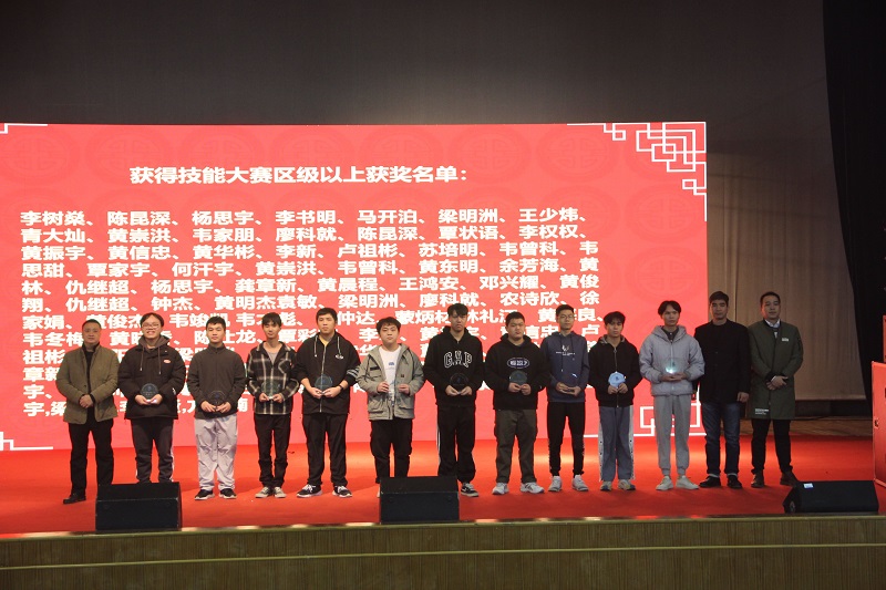 1641562312558733.jpg 图3:学院领导与企业嘉宾为技能大赛区级以上获奖同学颁奖.jpg