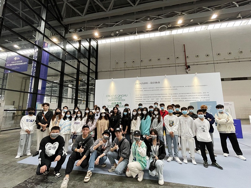 1635847365708333.jpg 图1:数媒(中英)2021班全体同学与平面教研室的老师们的大合影.jpg