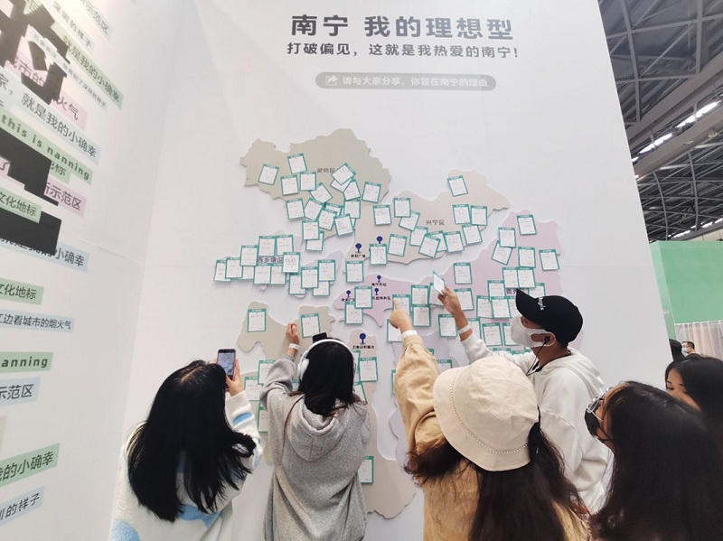 1635847376747072.jpg 图2:数媒(中英)2021班同学们分享为何要留在南宁.jpg