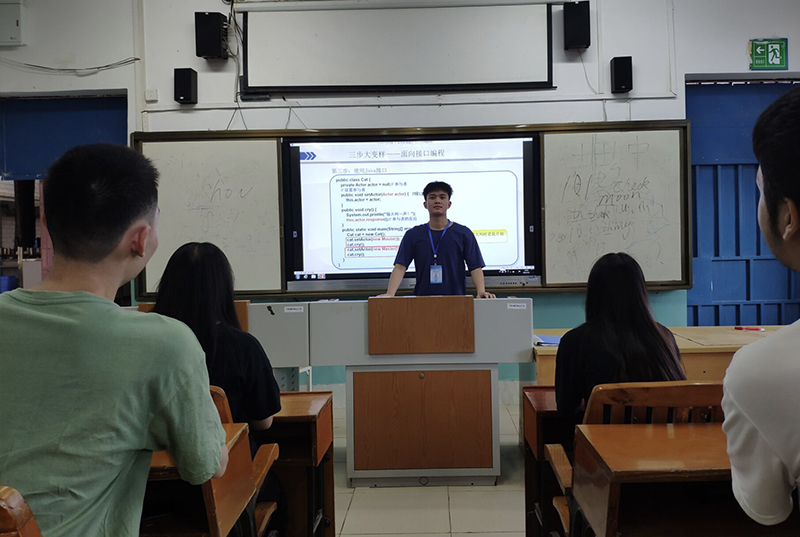 图2：计算机2020-4班梁富指导同学期考前的复习.jpg