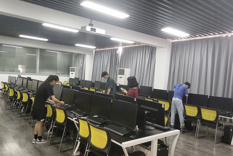 图8：计算机应用技术专业的同学认真打扫机房.jpg