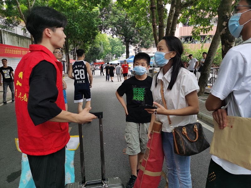 1630984489281321.jpg 图2:学生第二党支部志愿者引导家长、学生有序进校.jpg