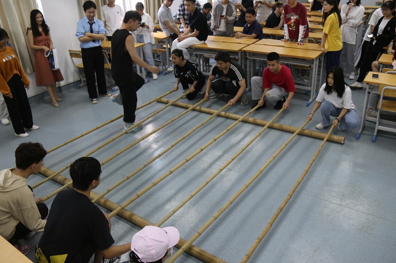 图2：同学们参与竹竿舞活动.JPG