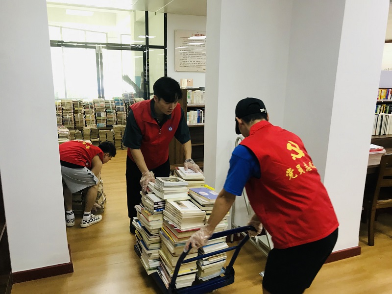 1626344235535683.jpg 图2:学生第二党支部党员在相思湖校区图书馆搬运书籍.jpg