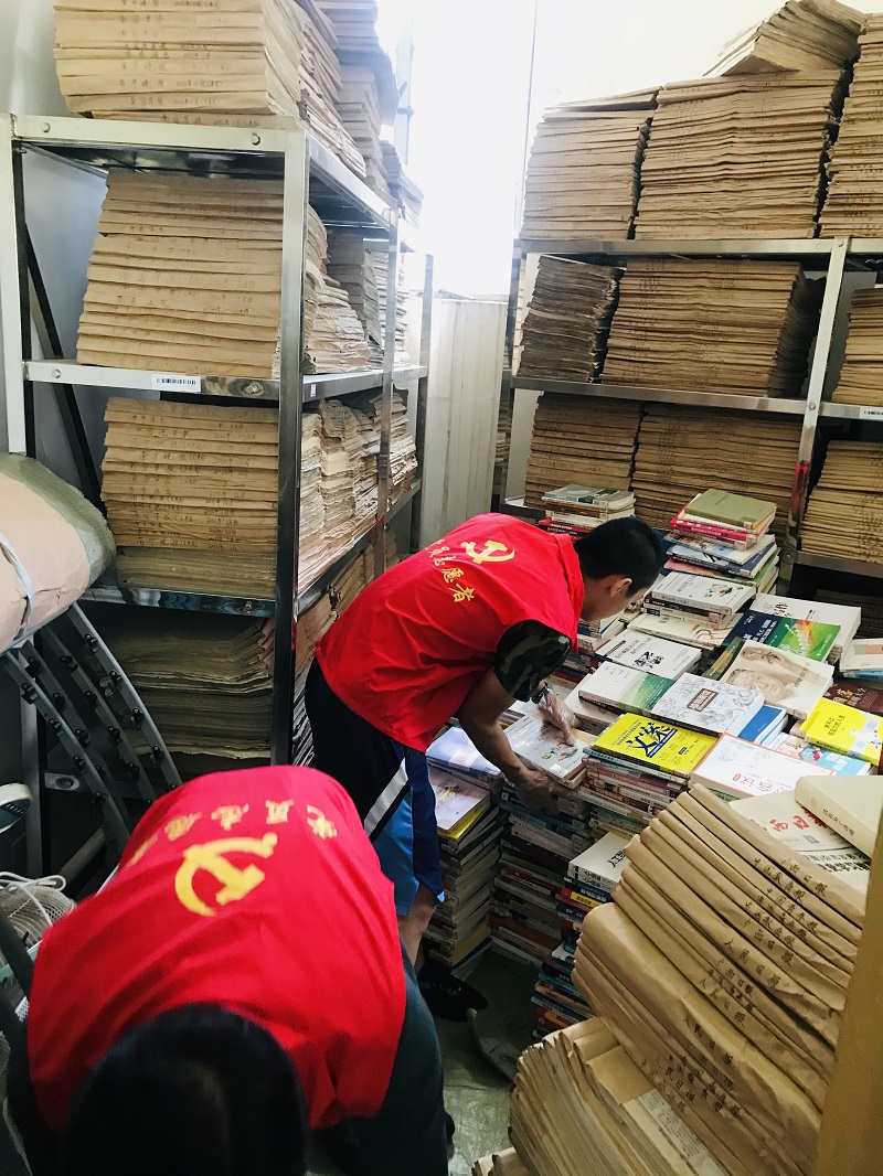 1626344200956380.jpg 图1:学生第二党支部党员在相思湖校区图书馆仓库整理书籍.jpg