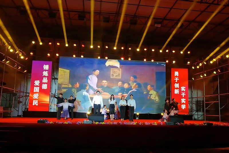 图4：园湖校区舞蹈社团正在表演节目.jpeg