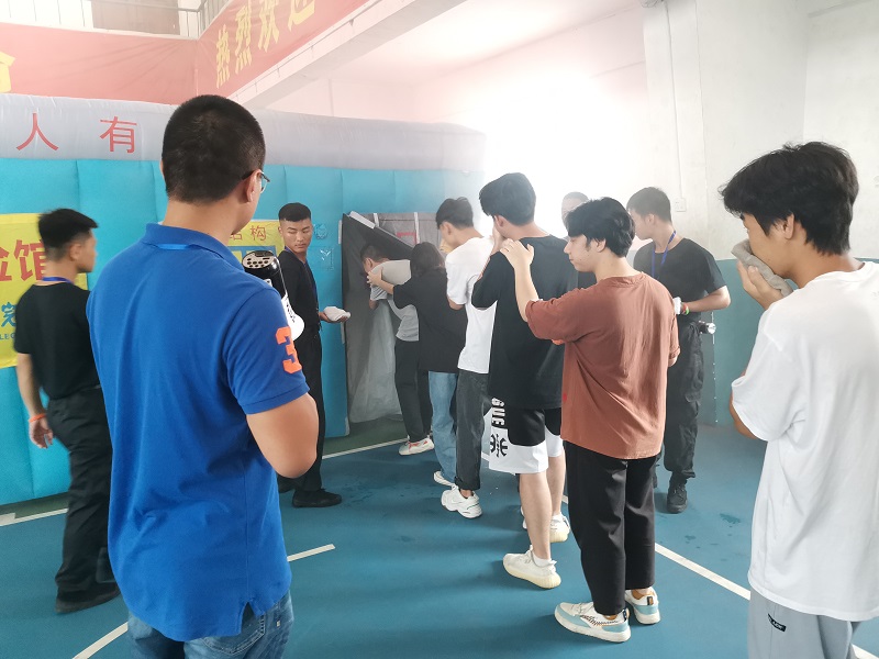 图3：同学们5人为一组进行模拟烟雾逃生演练.jpg