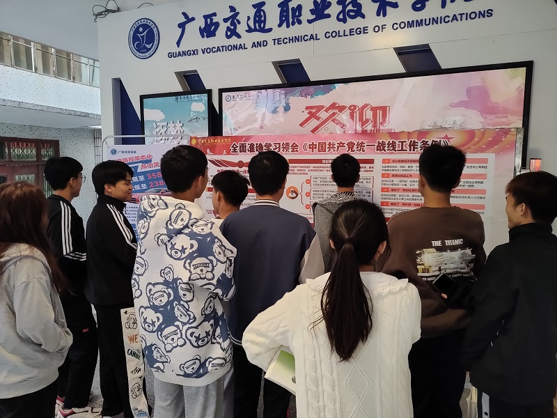 1636532203364325.jpg 图2:学生围观学习.JPG