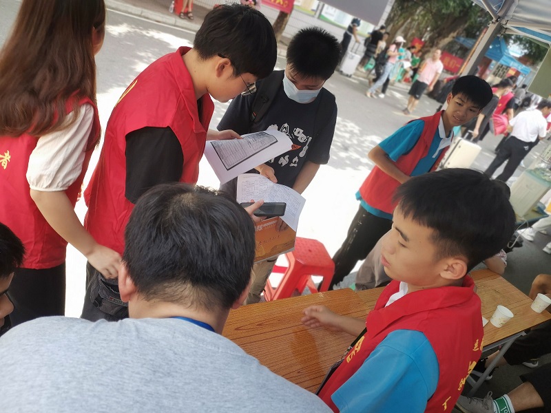 1630984506102091.jpg 图3:学生第二党支部志愿者耐心的指导学生进行行程扫码.jpg