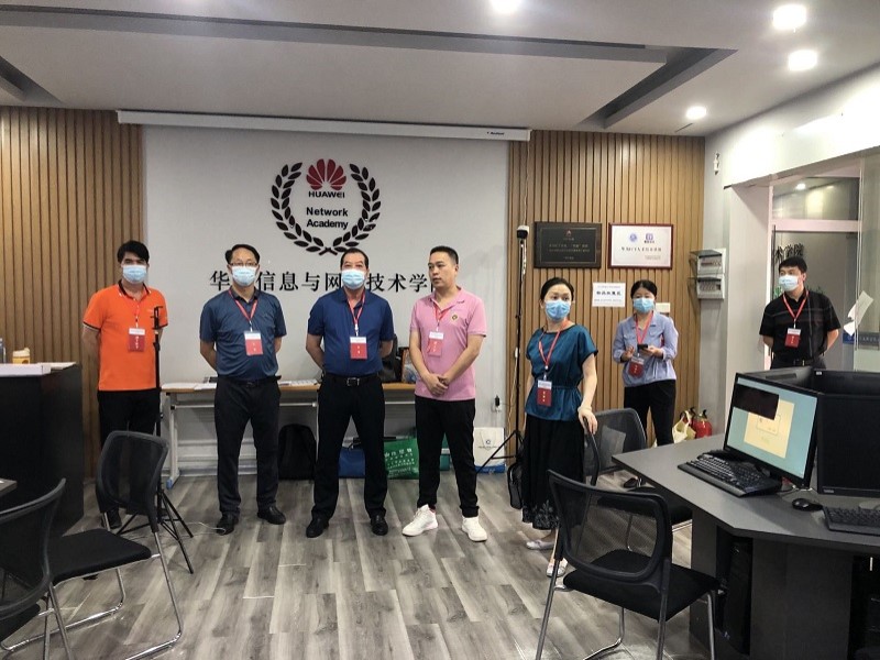 1660472393686147.jpg 黄荣汉组长一行在李文勇校长陪同下巡察高级会计资格考试.jpg