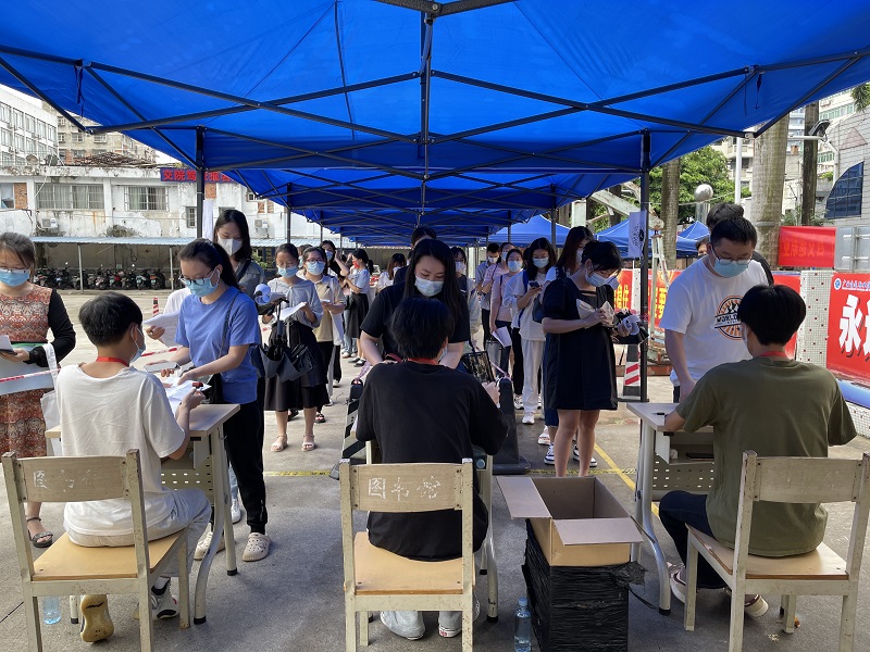 1660472163342136.jpg 考生有序入场.jpg